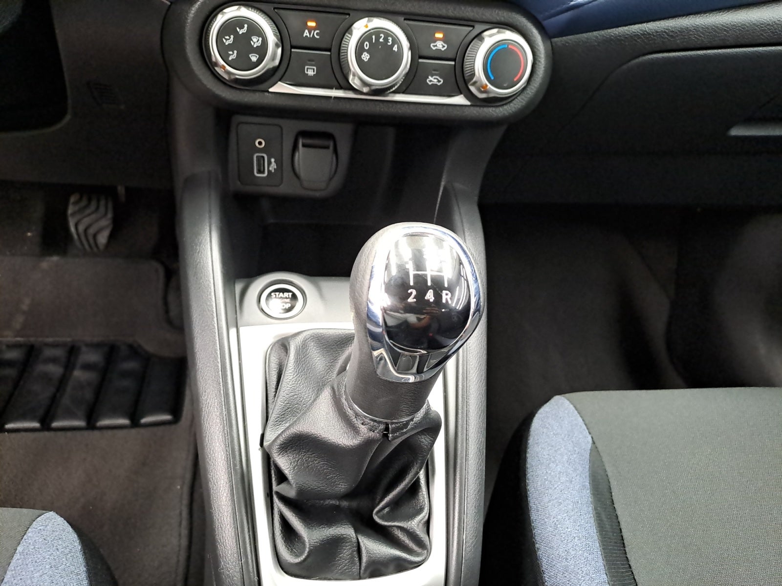 2025 Nissan VERSA ADVANCE MT 25
