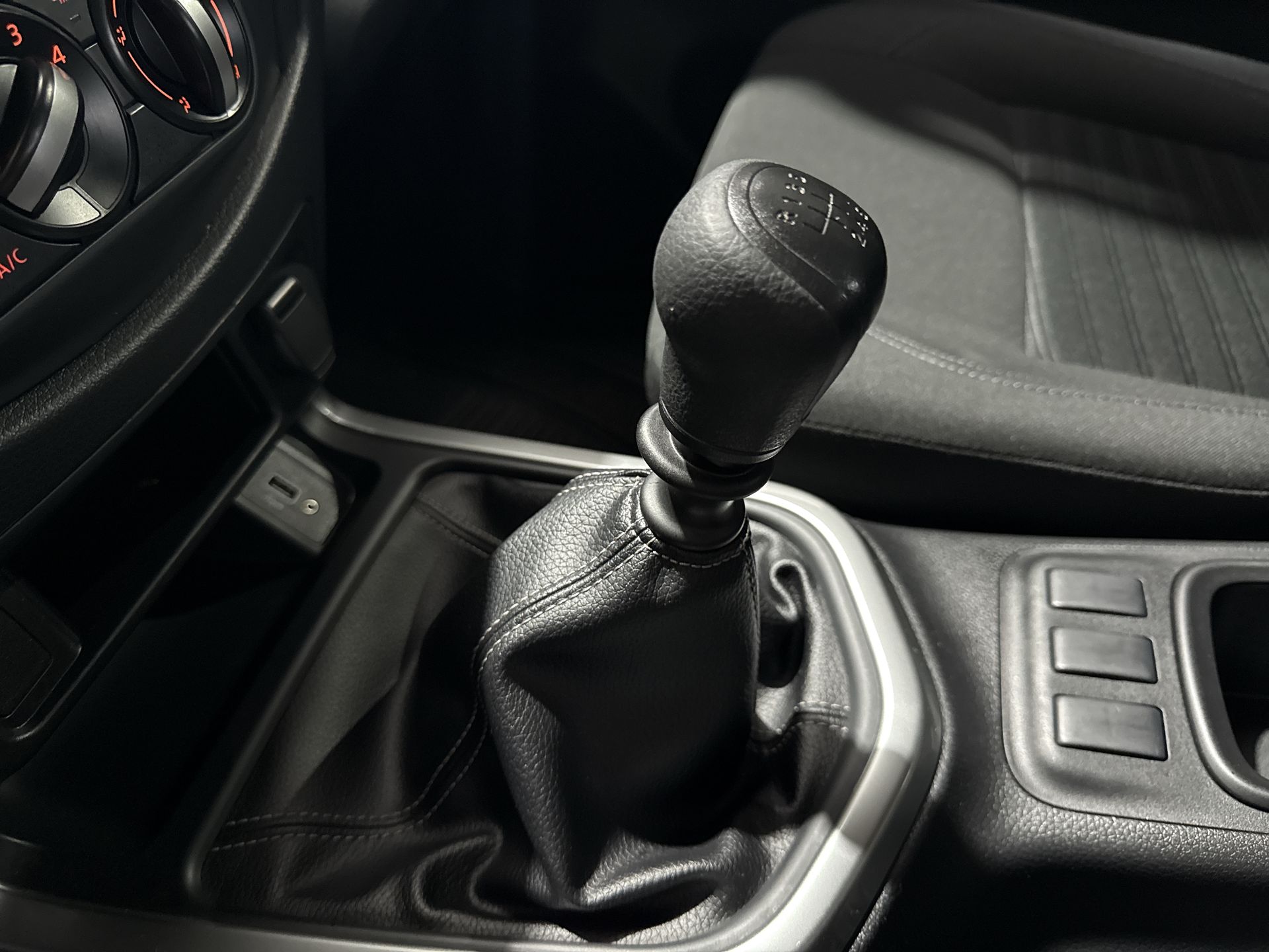 2025 Nissan FRONTIER XE TM 25